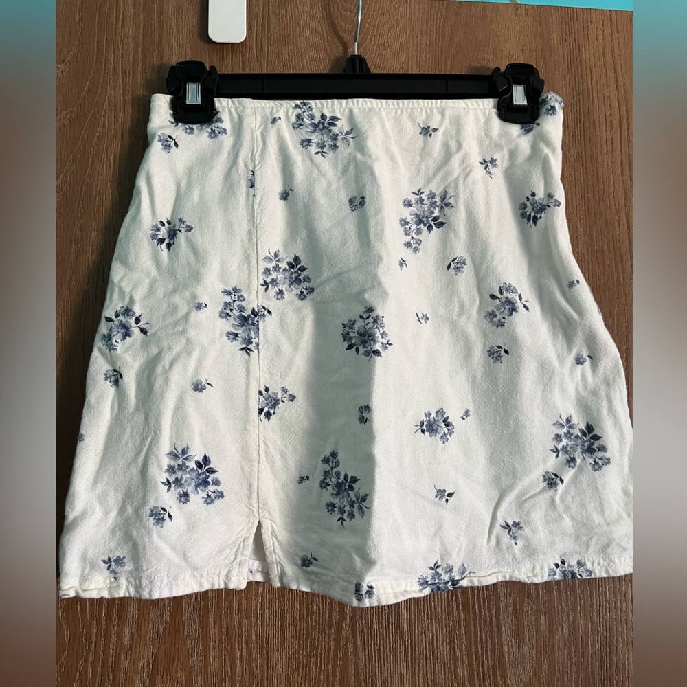 American Eagle Mini Skirt. White with small blue flowers printed on it. xsmall